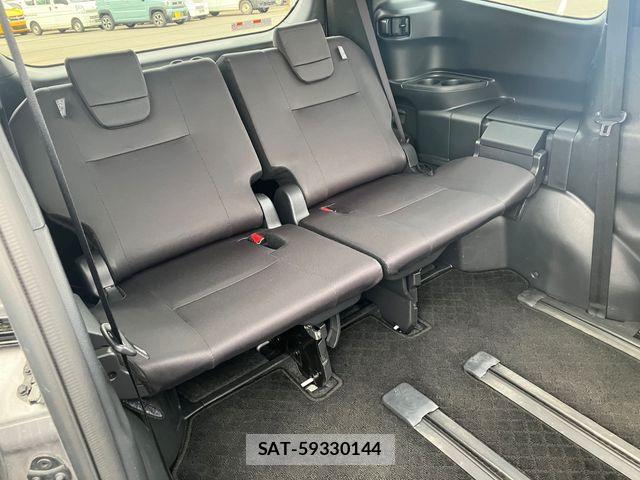 Toyota NOAH 2023-08 8209169-14