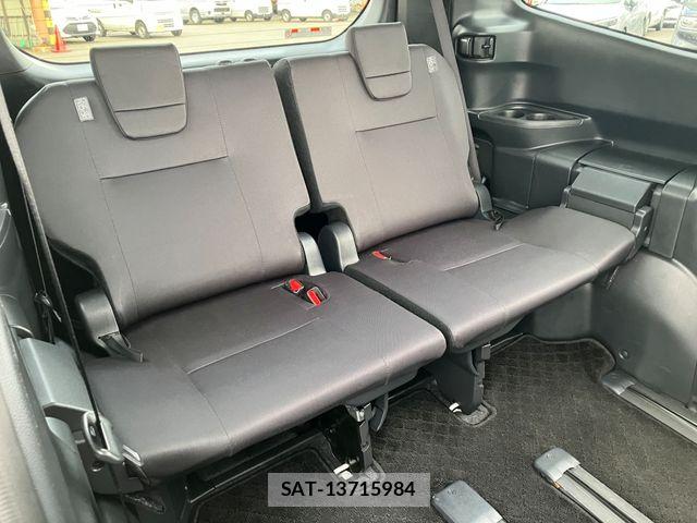 Toyota NOAH 2024-01 8209171-16