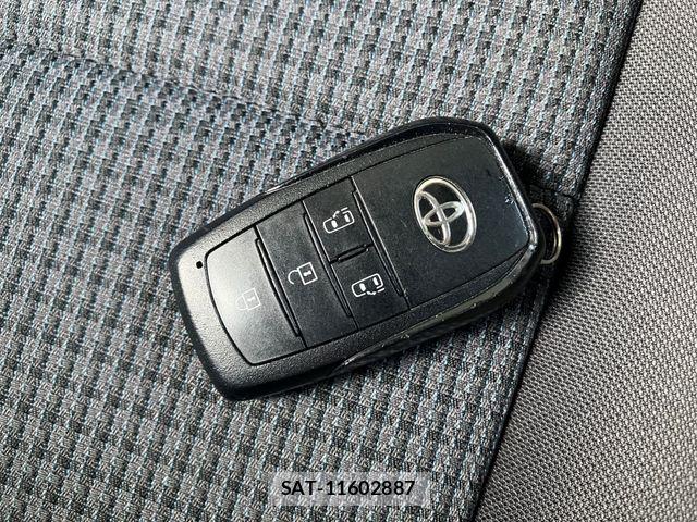 Toyota NOAH 2023-07 8209173-15