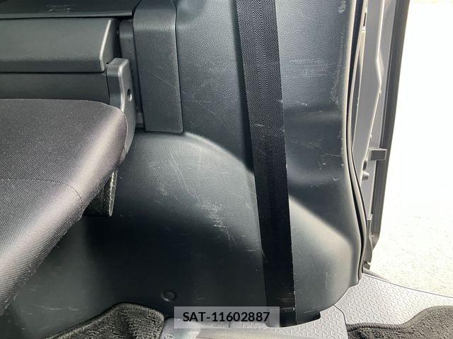 Toyota NOAH 2023-07 8209173-17