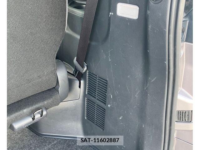Toyota NOAH 2023-07 8209173-18