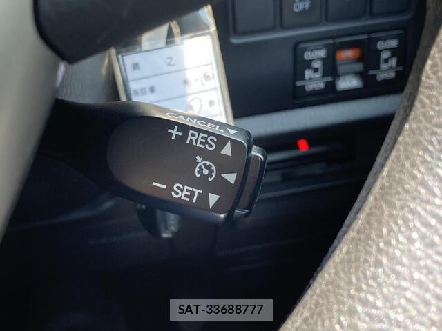 Toyota NOAH 2017-07 8209175-11