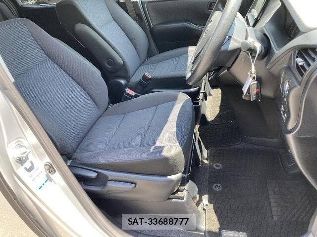 Toyota NOAH 2017-07 8209175-15