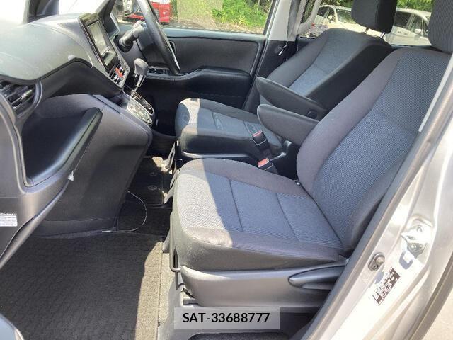 Toyota NOAH 2017-07 8209175-16