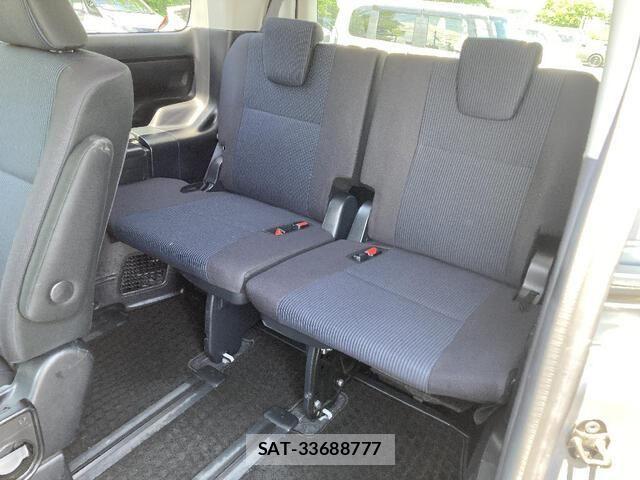 Toyota NOAH 2017-07 8209175-18