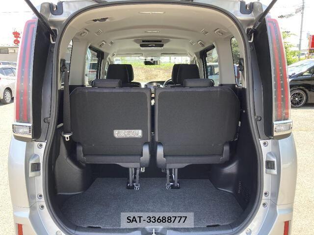 Toyota NOAH 2017-07 8209175-19