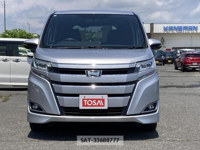 Toyota NOAH 2017-07 8209175-21