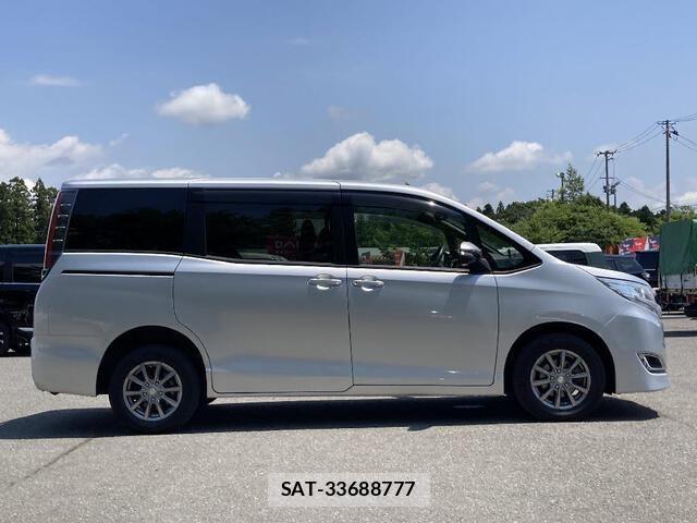 Toyota NOAH 2017-07 8209175-23