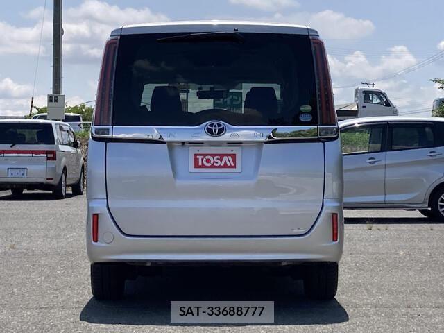 Toyota NOAH 2017-07 8209175-24