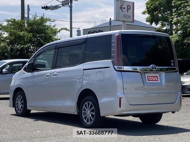 Toyota NOAH 2017-07 8209175-25