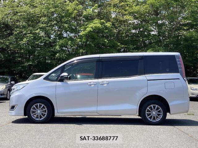 Toyota NOAH 2017-07 8209175-26