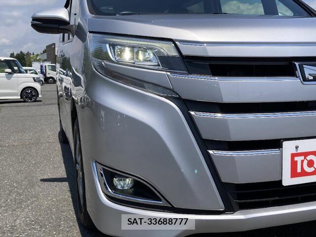 Toyota NOAH 2017-07 8209175-27