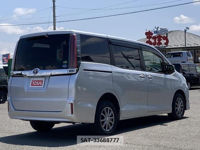 Toyota NOAH 2017-07 8209175-4