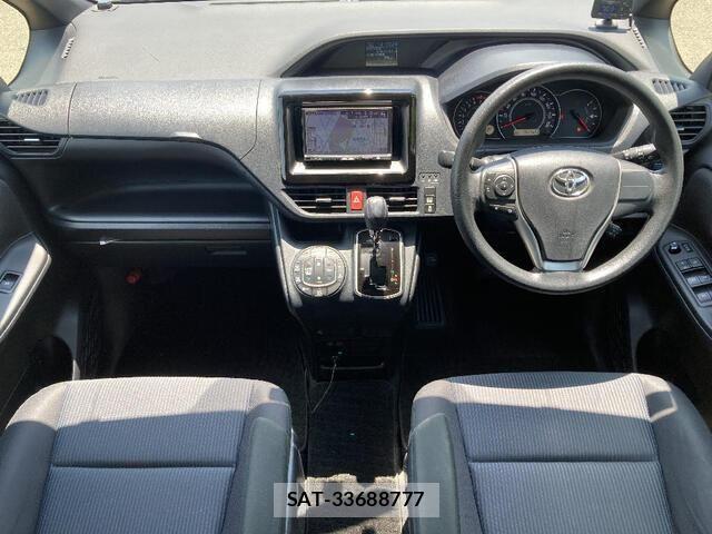 Toyota NOAH 2017-07 8209175-5