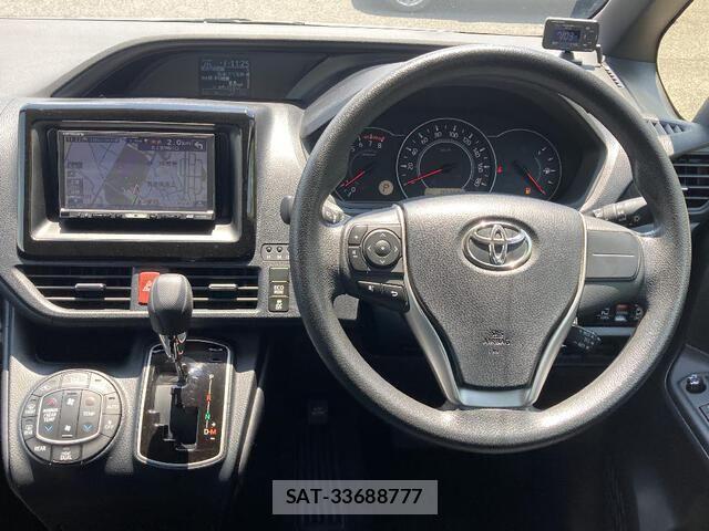 Toyota NOAH 2017-07 8209175-6