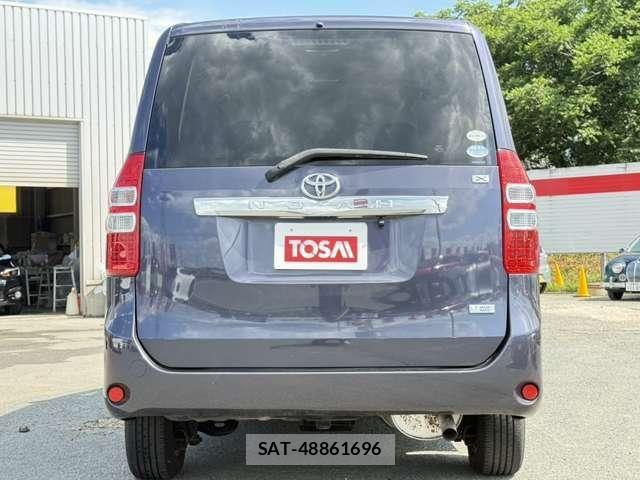 Toyota NOAH 2011-06 8209176-18