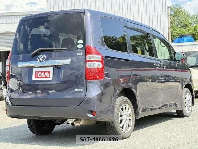 Toyota NOAH 2011-06 8209176-20