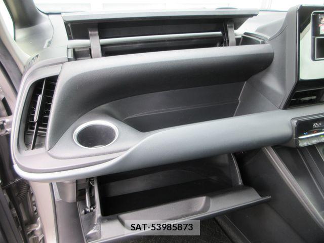 Toyota NOAH 2023-04 8231089-11