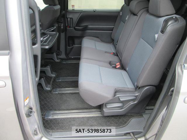 Toyota NOAH 2023-04 8231089-13