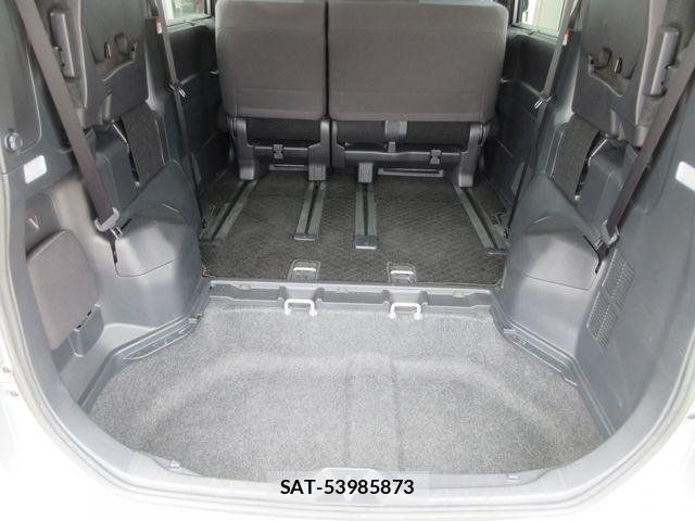 Toyota NOAH 2023-04 8231089-17