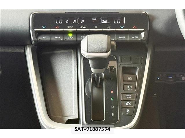 Toyota NOAH 2022-06 8246179-16
