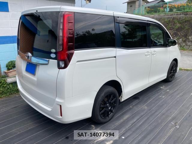 Toyota NOAH 2015-03 8246181-2