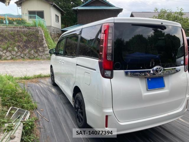 Toyota NOAH 2015-03 8246181-3