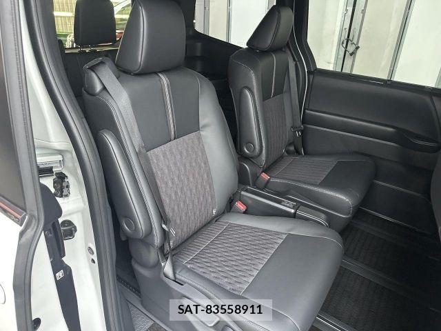 Toyota NOAH 2023-01 8246177-11