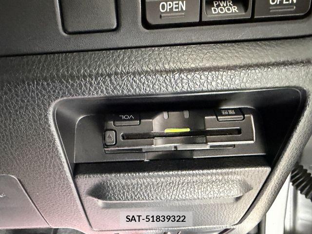 Toyota NOAH 2017-09 8246180-6