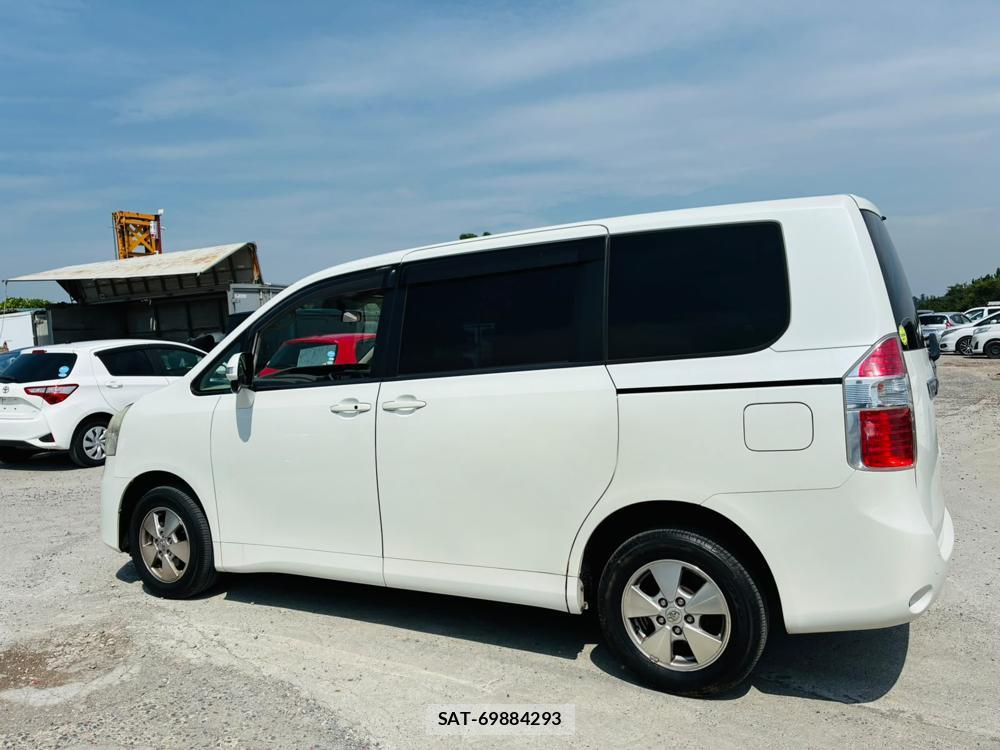 Toyota NOAH 2007-08 8120433-1