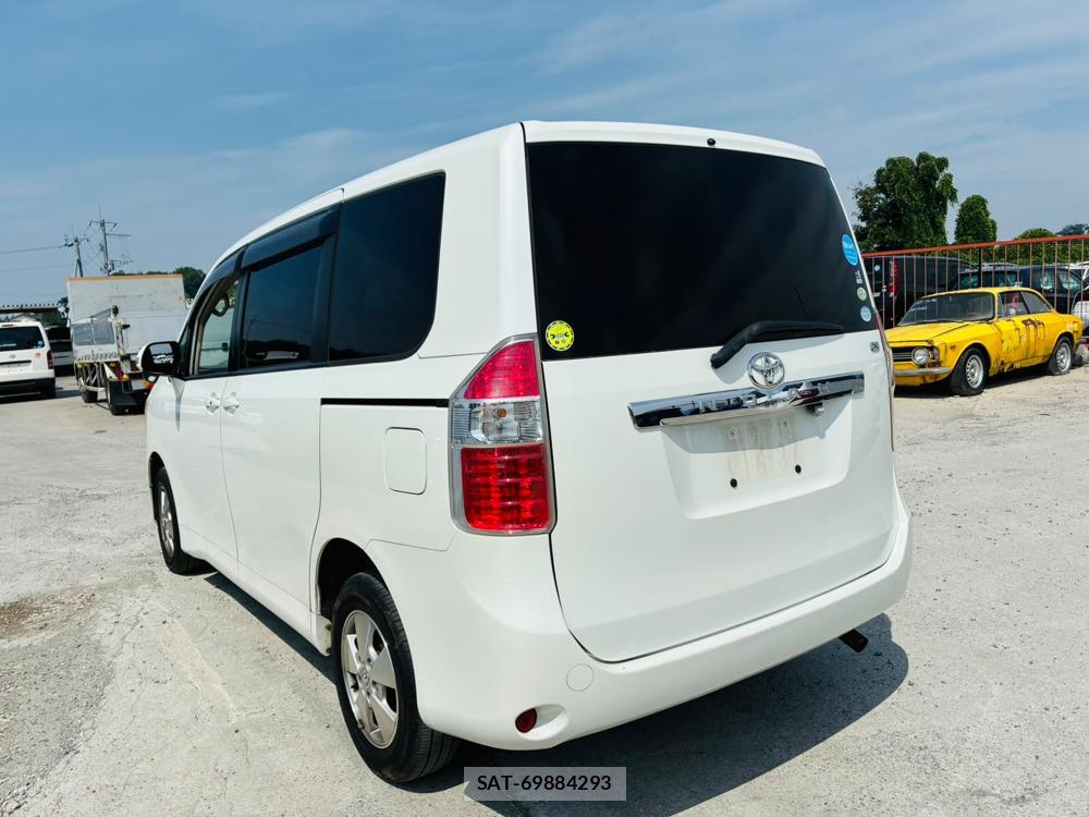 Toyota NOAH 2007-08 8120433-2