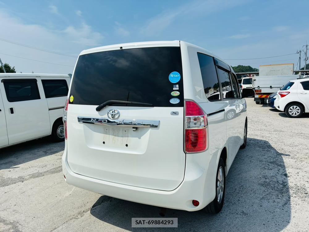Toyota NOAH 2007-08 8120433-4