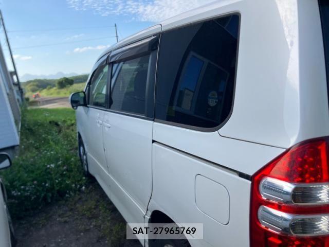 Toyota NOAH 2013-07 8337158-9