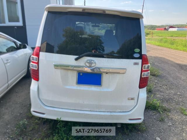Toyota NOAH 2013-07 8337158-1