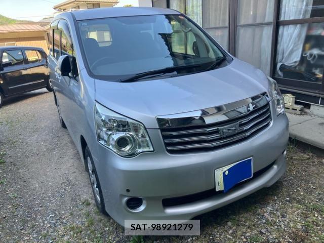 Toyota NOAH 2013-11 8355217-0