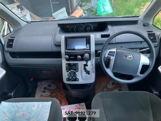 Toyota NOAH 2013-11 8355217-11