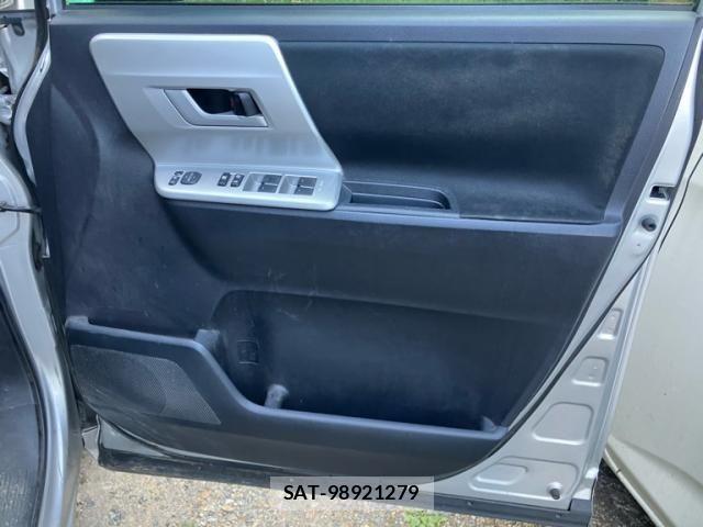 Toyota NOAH 2013-11 8355217-12