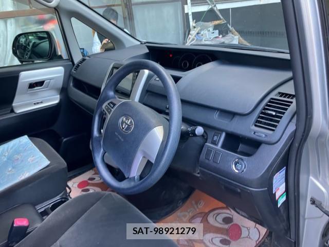 Toyota NOAH 2013-11 8355217-14