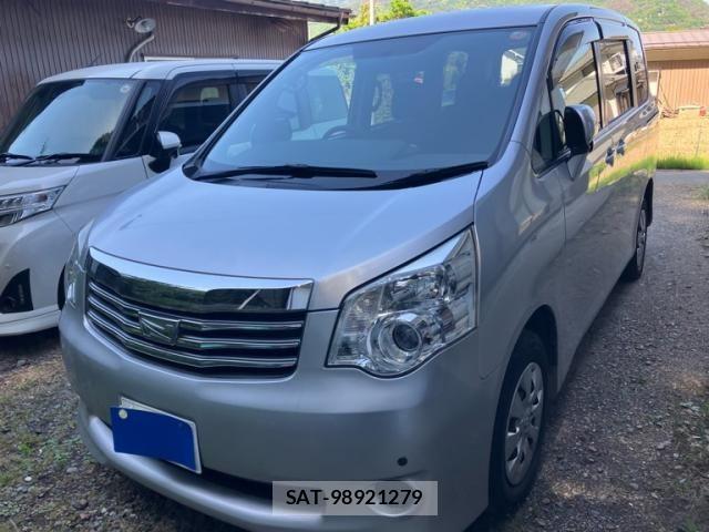 Toyota NOAH 2013-11 8355217-1