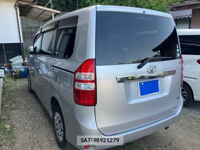 Toyota NOAH 2013-11 8355217-6