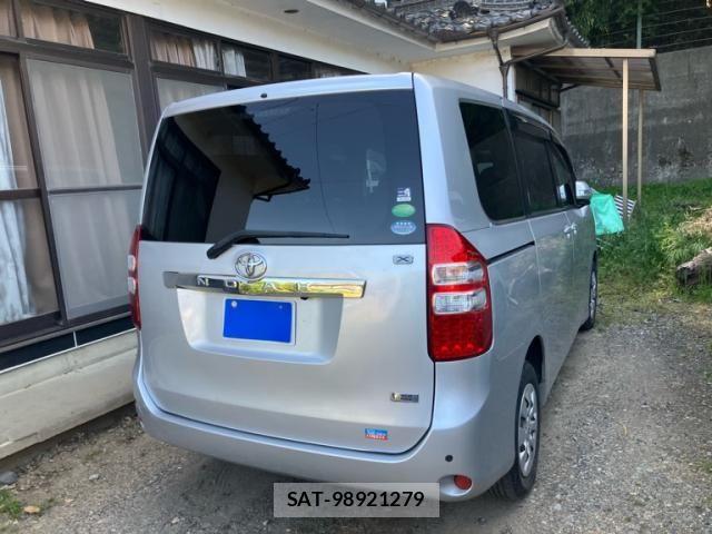 Toyota NOAH 2013-11 8355217-7