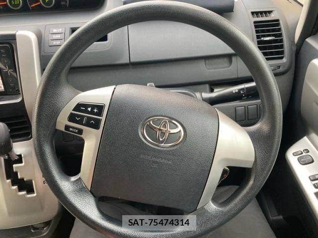 Toyota NOAH 2010-11 8367745-11