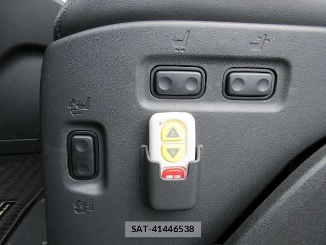 Toyota NOAH 2023-07 8367742-11