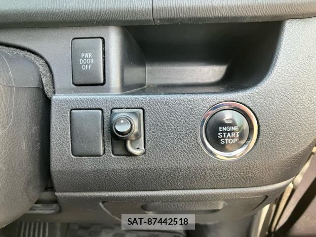 Toyota NOAH 2012-02 8367746-19