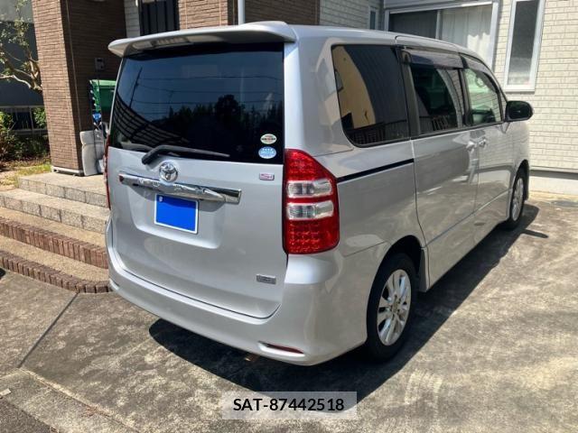 Toyota NOAH 2012-02 8367746-3