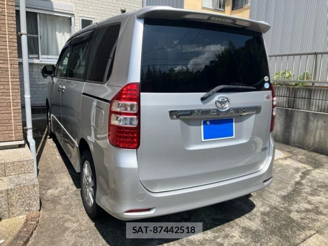 Toyota NOAH 2012-02 8367746-4