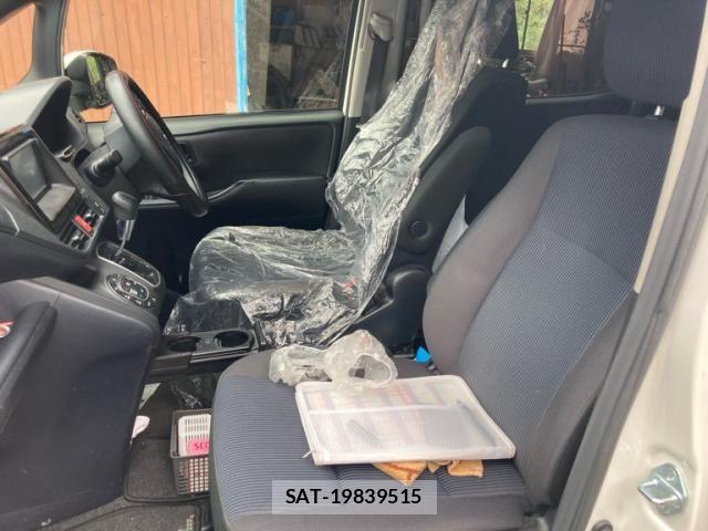 Toyota NOAH 2015-04 8414013-11