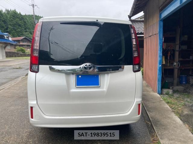 Toyota NOAH 2015-04 8414013-1