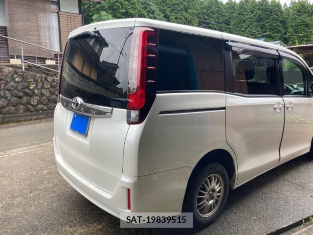 Toyota NOAH 2015-04 8414013-4