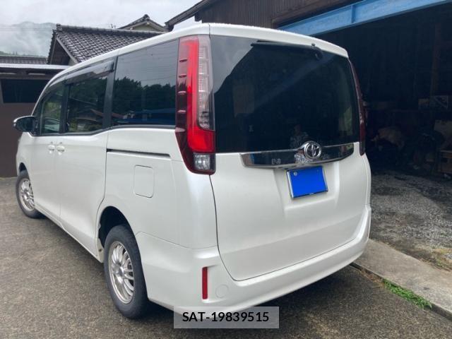 Toyota NOAH 2015-04 8414013-5